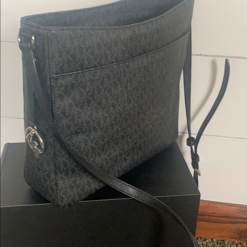 Micheal Kors bag. - Picture 3 of 3
